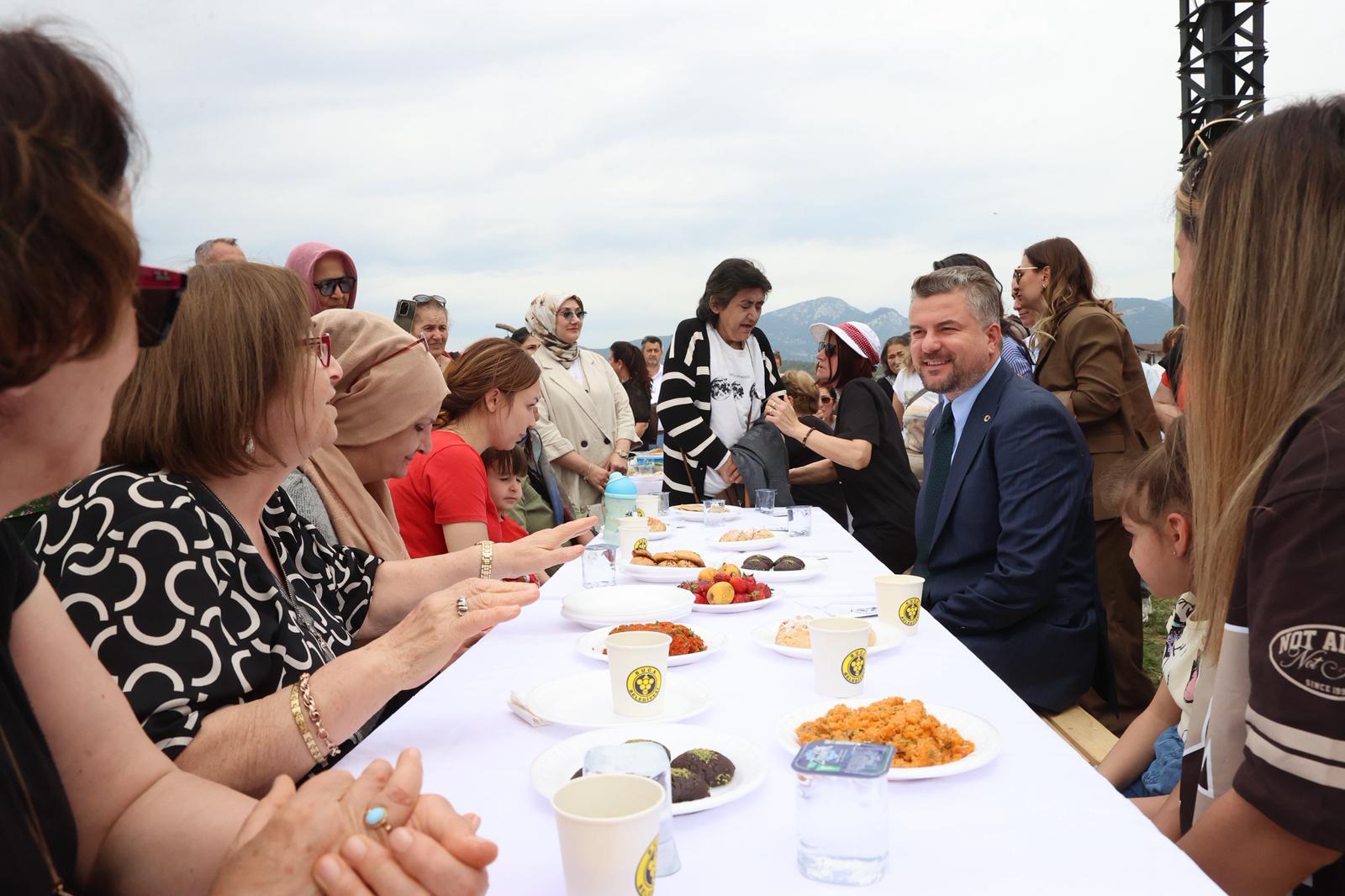 Buca Gölet'te Anneler Günü karnavalı! Başkan Duman annelerle bir araya geldi