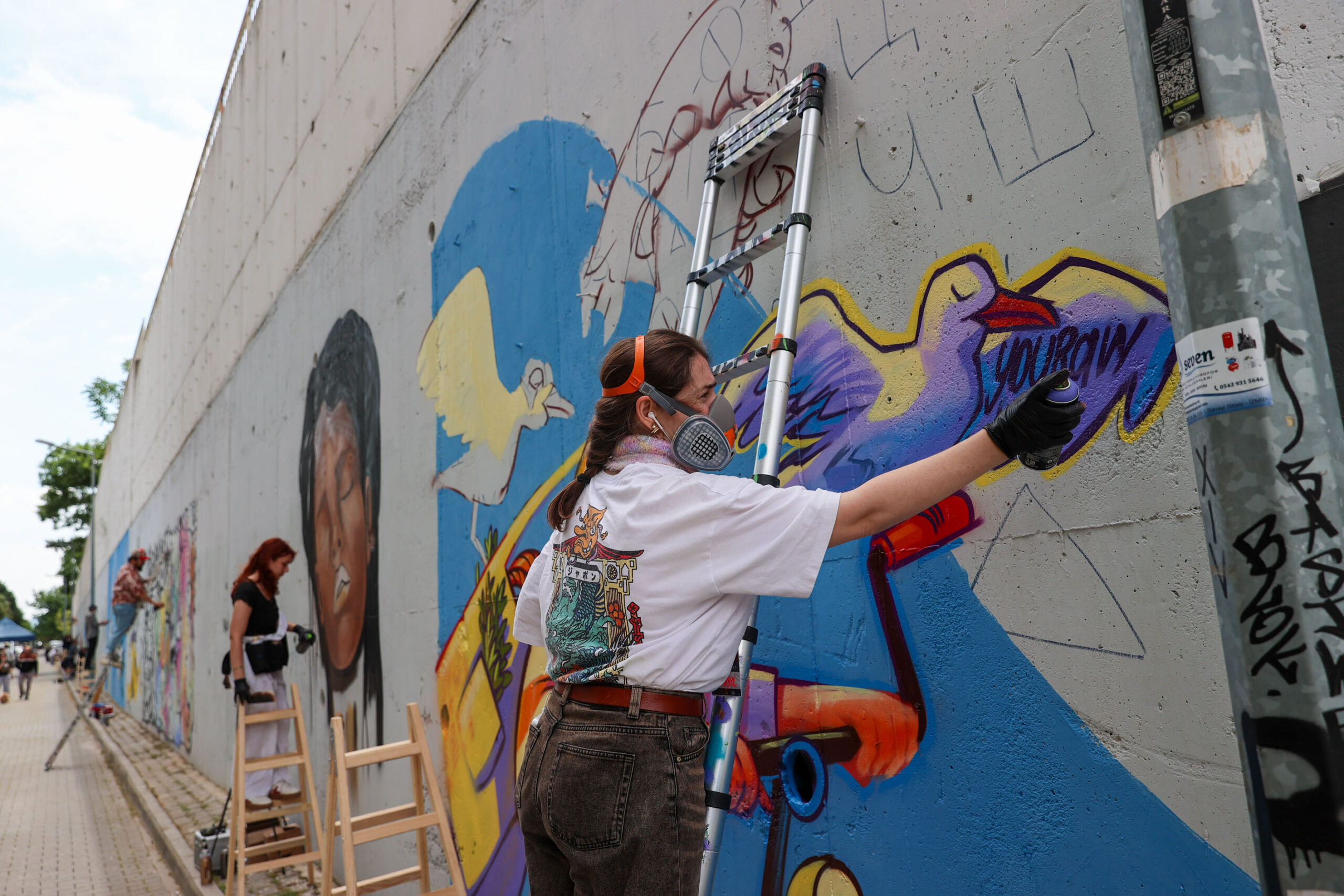 Buca’nın duvarları tuvale dönüştü: 2. Grafiti Şenliği renkli görüntülere sahne oldu
