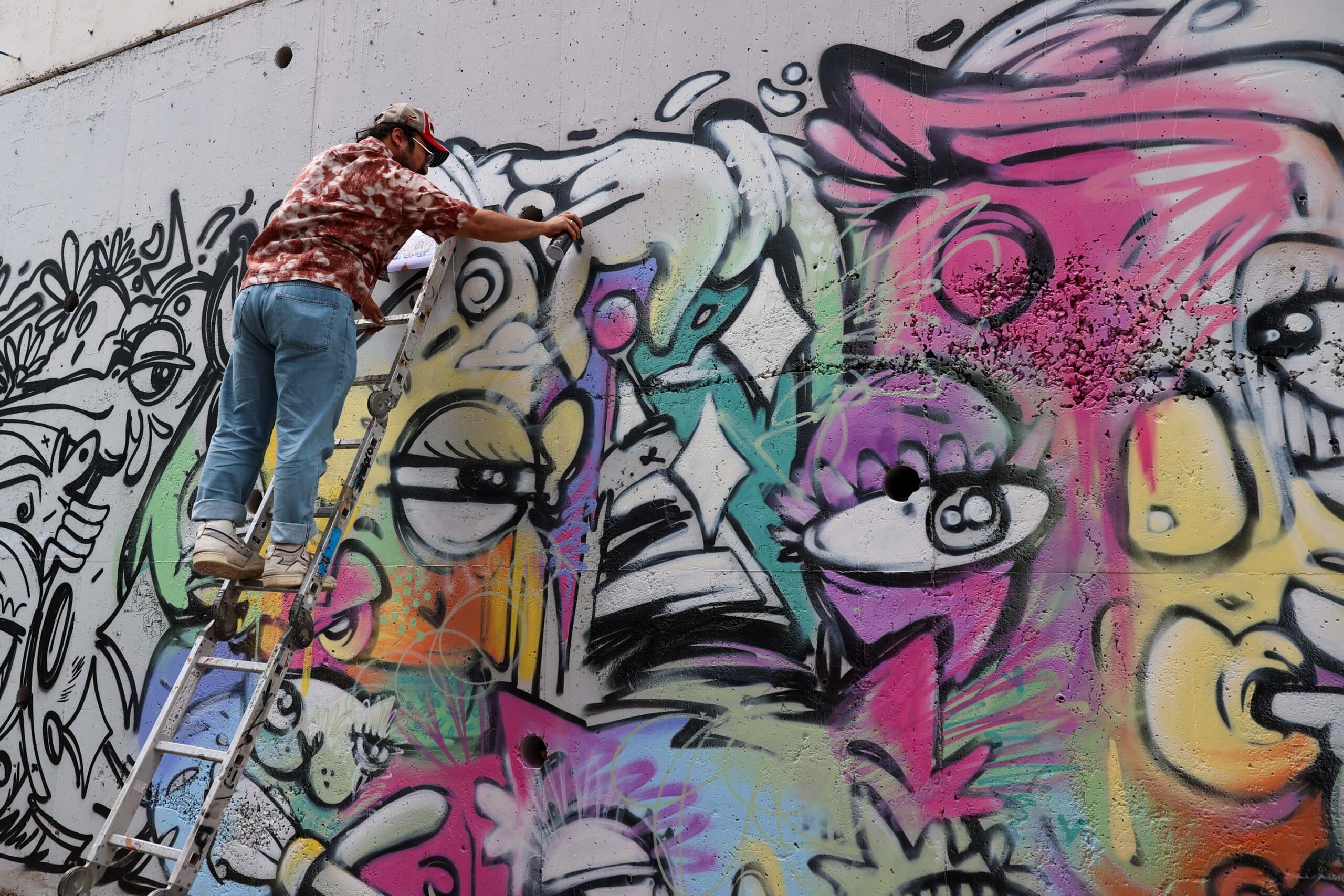 Buca’nın duvarları tuvale dönüştü: 2. Grafiti Şenliği renkli görüntülere sahne oldu
