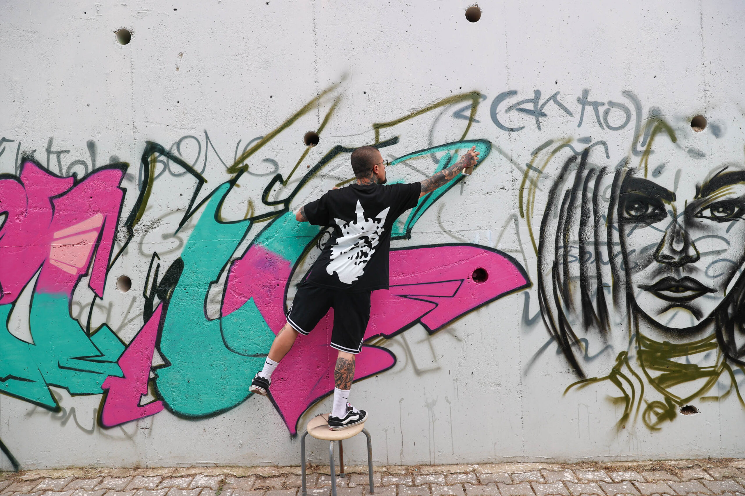 Buca’nın duvarları tuvale dönüştü: 2. Grafiti Şenliği renkli görüntülere sahne oldu