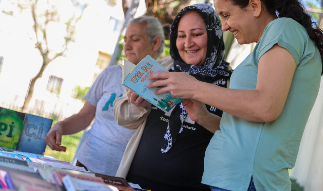 Buca’da kitap tutkunlarını bir araya getiren ve dayanışma kültürünü sokağa