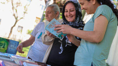 Buca’da kitap tutkunlarını bir araya getiren ve dayanışma kültürünü sokağa