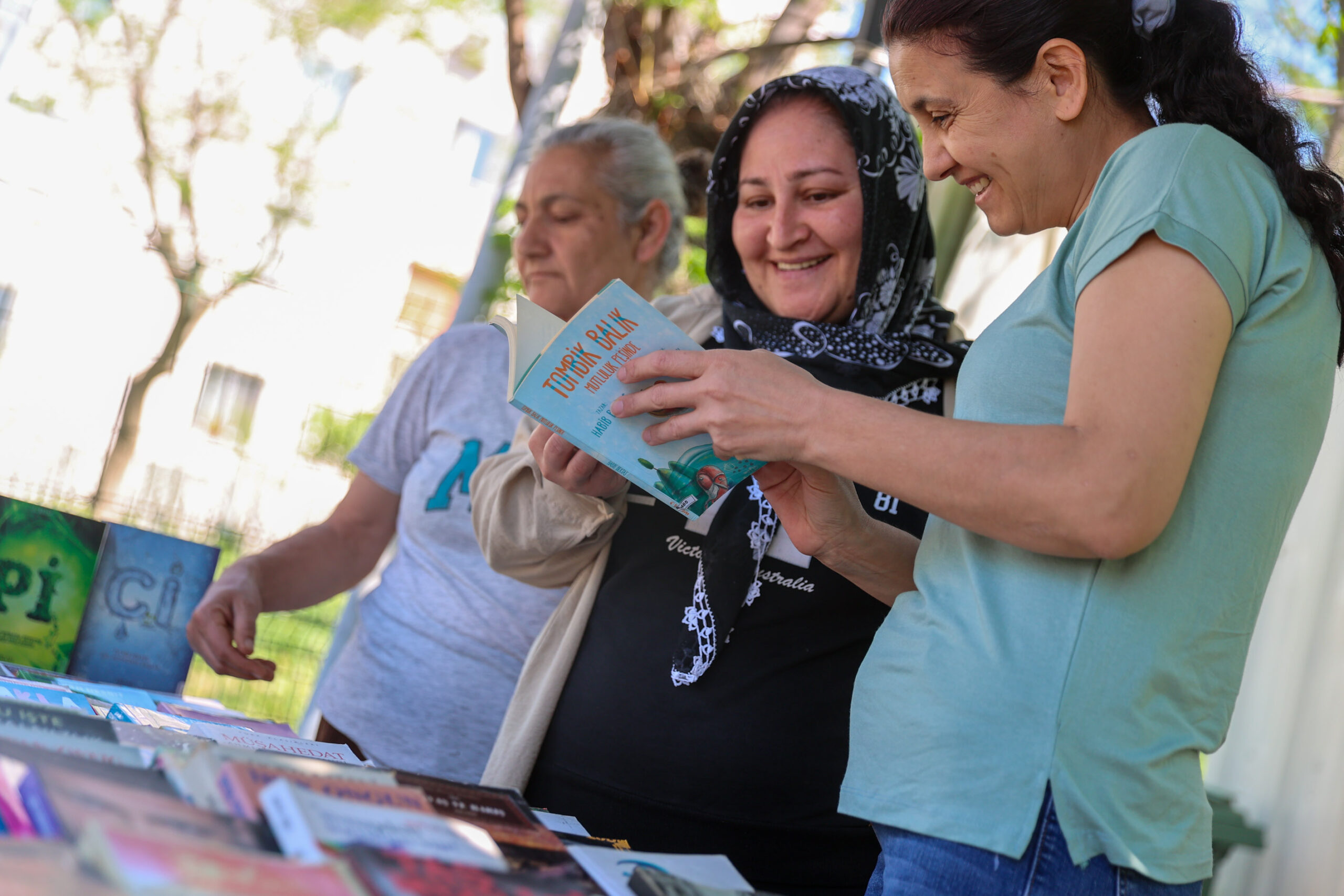 Buca’da kitap tutkunlarını bir araya getiren ve dayanışma kültürünü sokağa