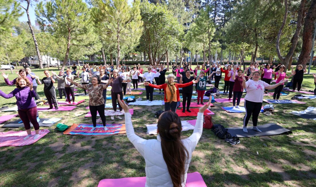 Buca Belediyesi’nin Hasanağa Bahçesi ve Dere Kafe’de düzenlediği ücretsiz spor