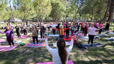 Buca Belediyesi’nin Hasanağa Bahçesi ve Dere Kafe’de düzenlediği ücretsiz spor