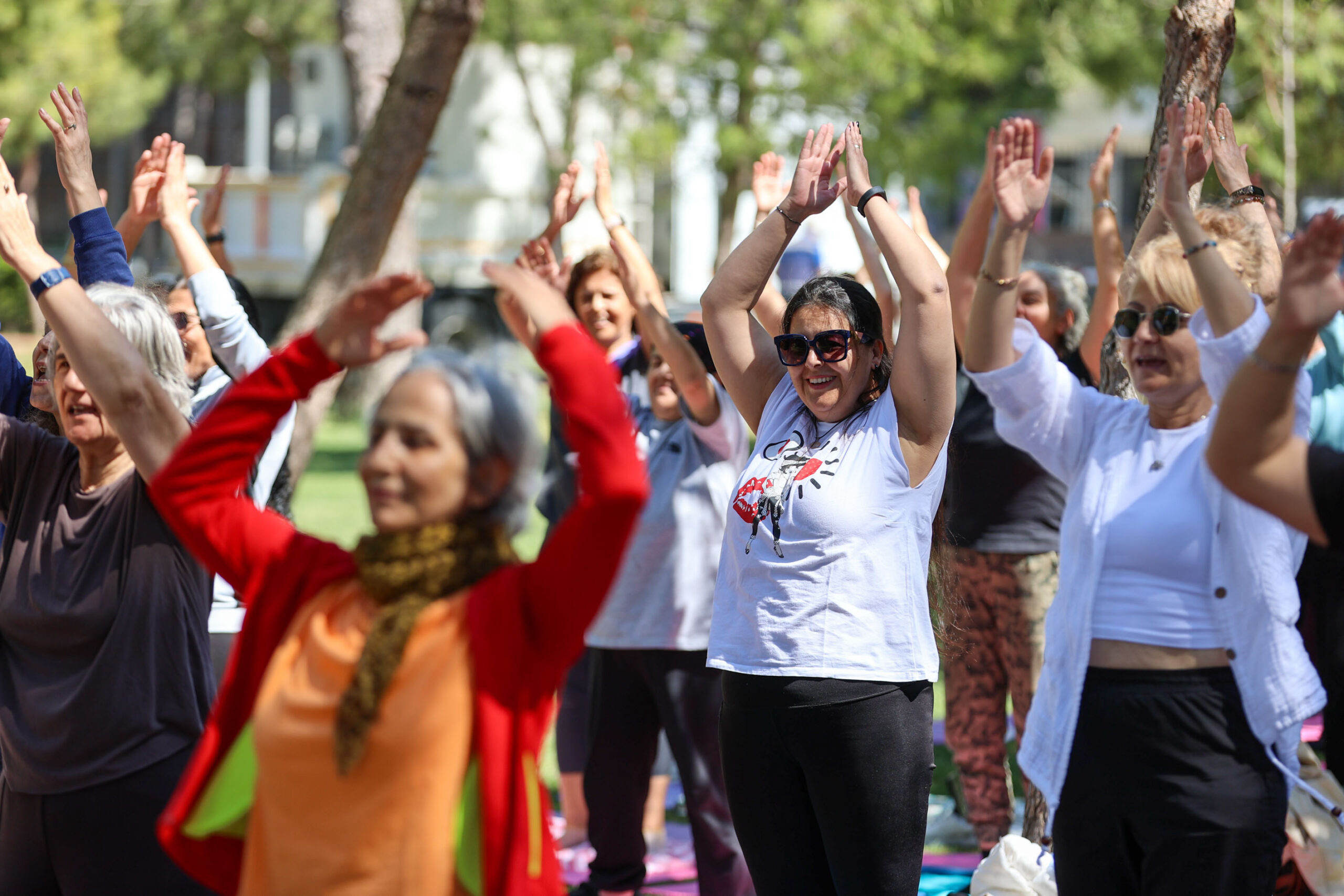 Buca'da bahar coşkusu: Yüzlerce kadın "Matını Alıp" parklara akın etti!
