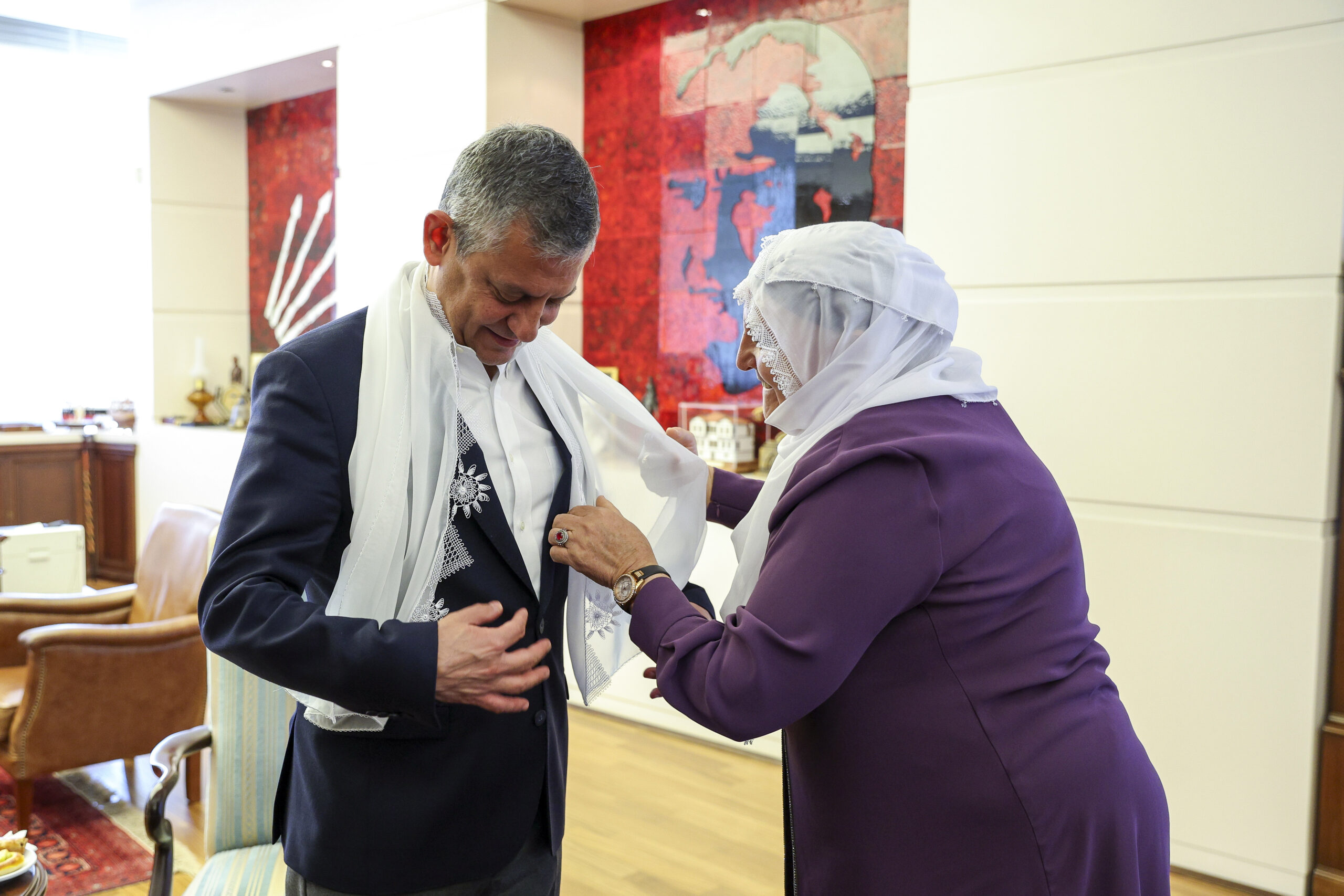 Özgür Özel Barış Anneleri ile görüştü