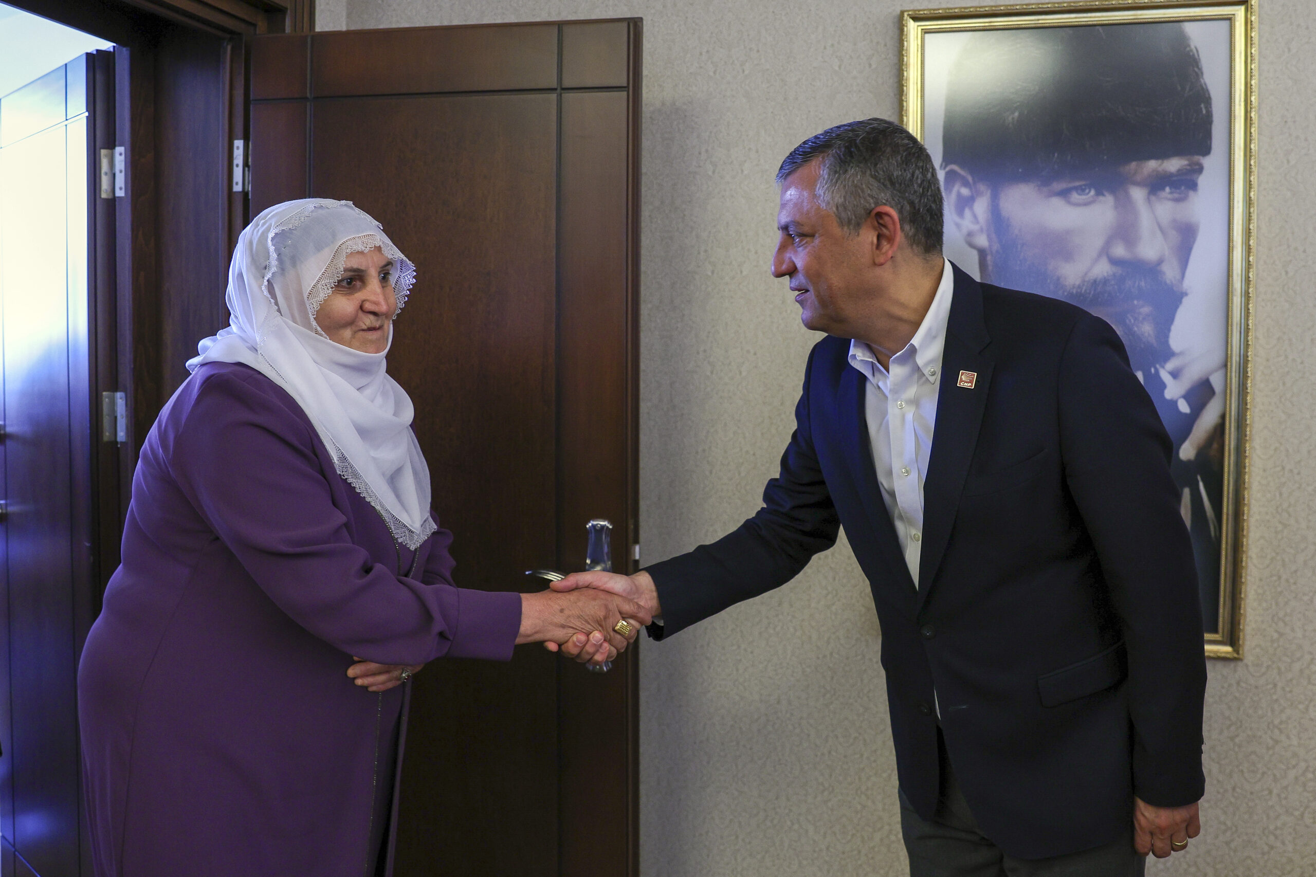 Özgür Özel Barış Anneleri ile görüştü