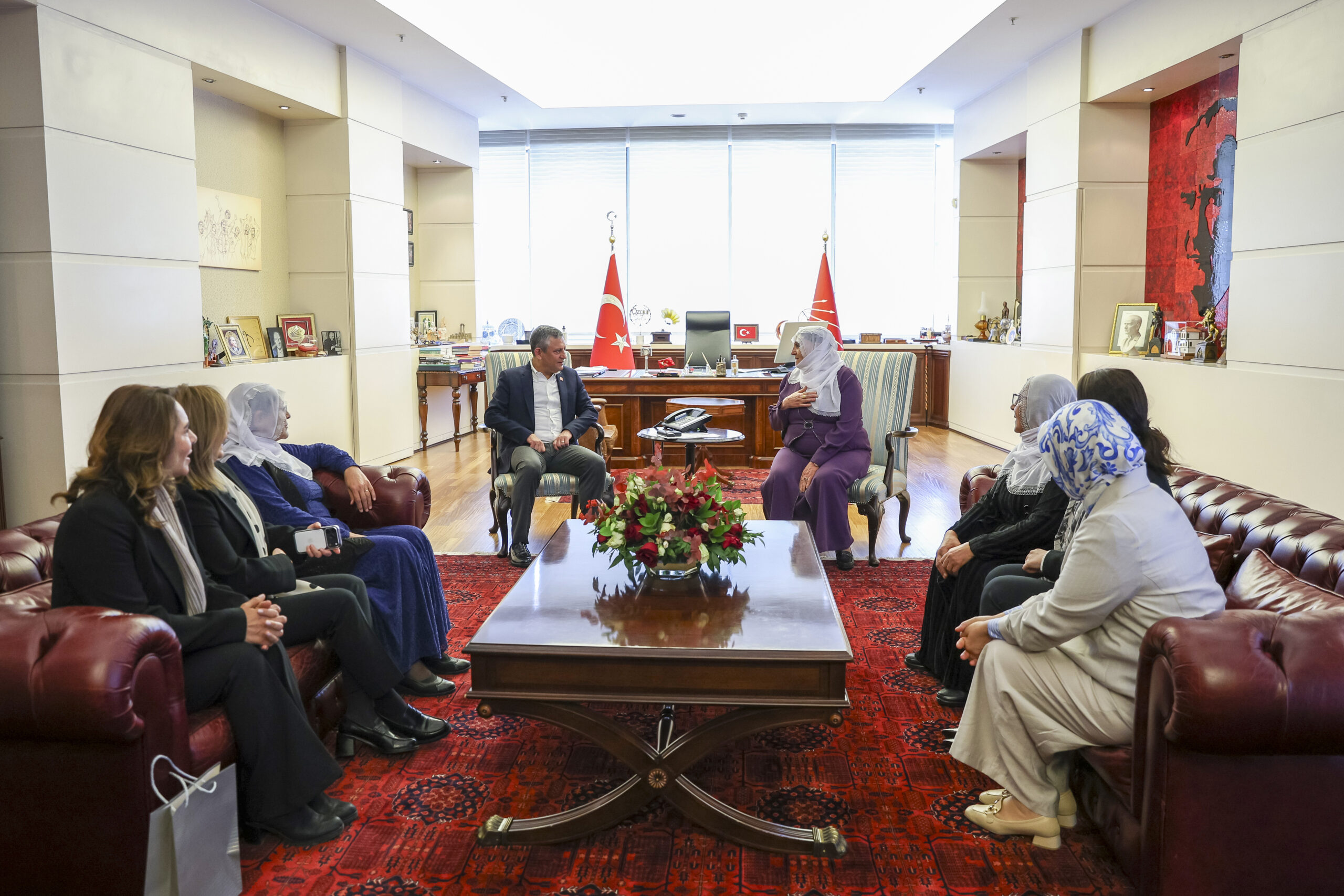 Özgür Özel Barış Anneleri ile görüştü