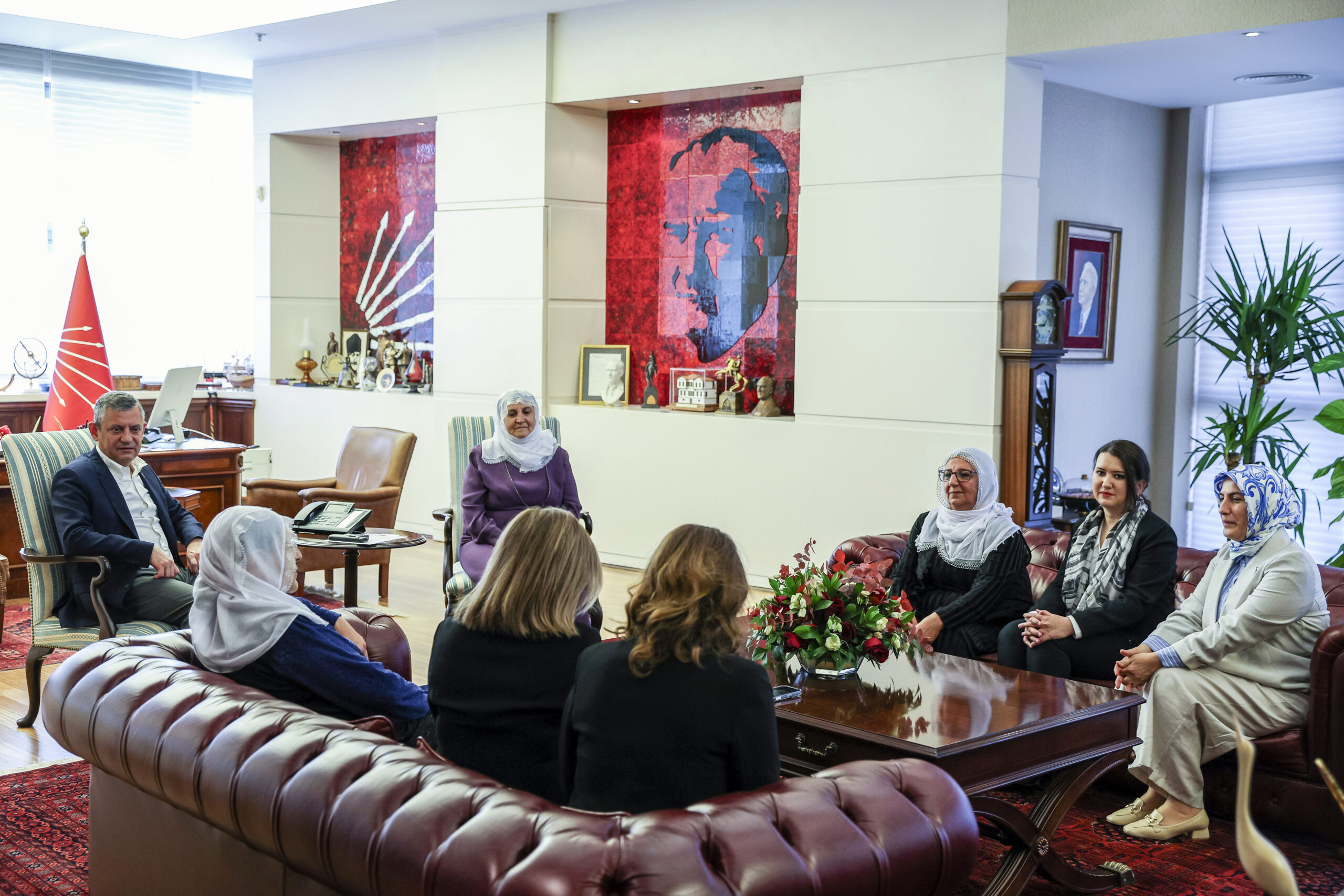 Özgür Özel Barış Anneleri ile görüştü