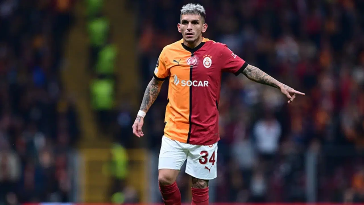 Galatasaray'ın Uruguaylı yıldızı Lucas Torreira, Beyoğlu'nda bir alışveriş merkezinde kimliği