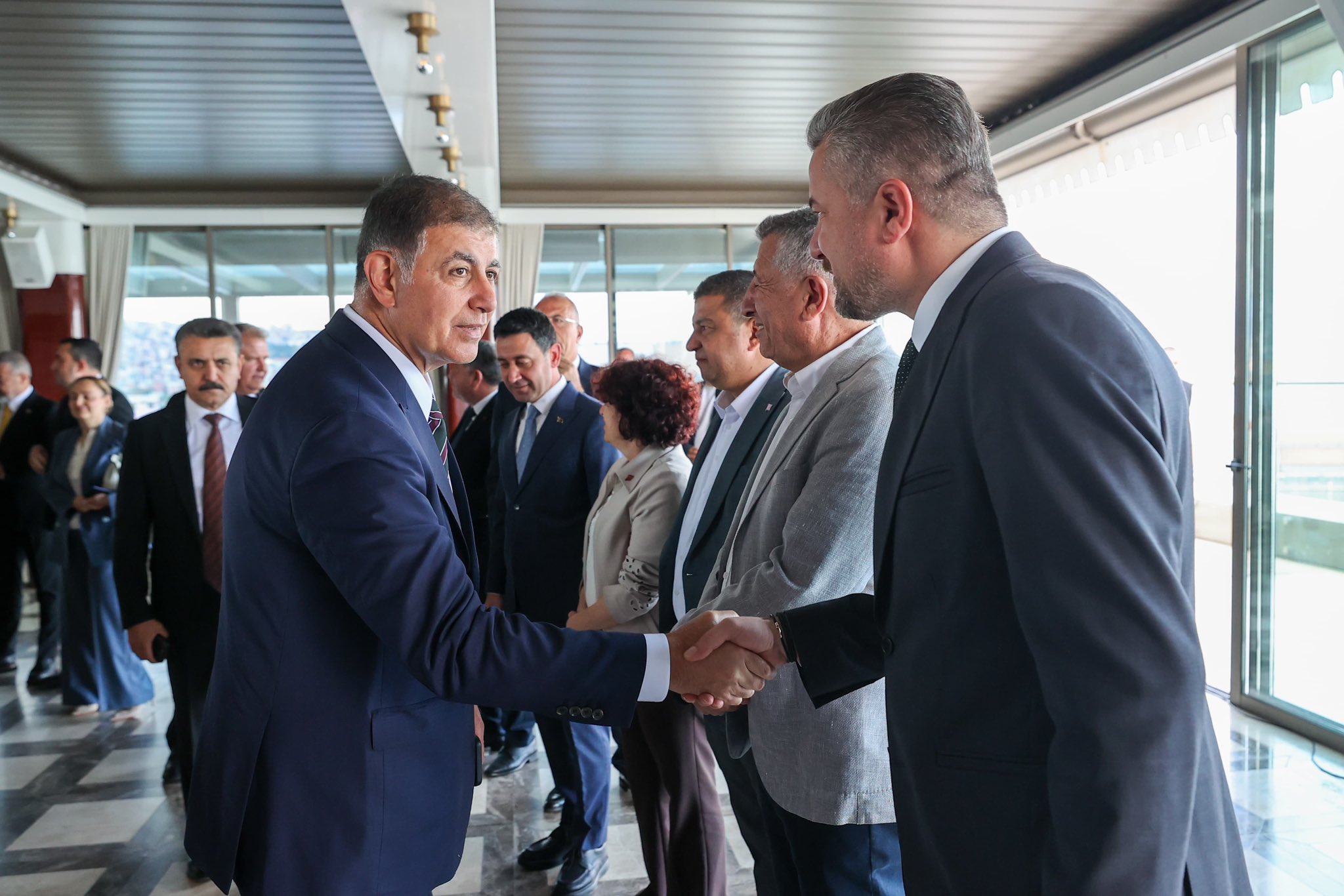 CHP İzmir'den Koordinasyon Zirvesi: 'Belediyelerimize düşman hukukuyla saldırıyorlar'