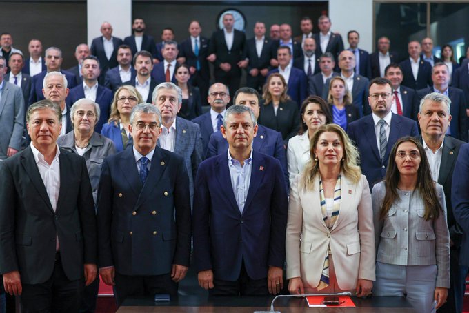 “Mutlak butlan” kararı CHP’yi ikiye böldü. Özel, 40 gün içinde