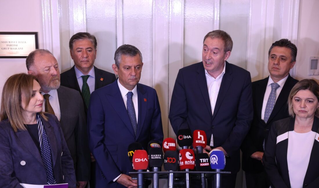 CHP Genel Merkezi'ne yönelik polis müdahalesinin ardından, Tuncer Bakırhan öncülüğündeki