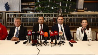 CHP Genel Başkan Yardımcısı Burhanettin Bulut, İzmir'deki program kapsamında mutlak
