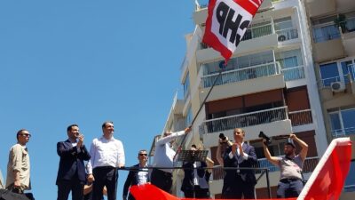 DEMOKRAT GÜNDEM-CANLI ANLATIM-Polis ablukası altındaki Cumhuriyet Meydanı’nın sınırında, seçim otobüsünün