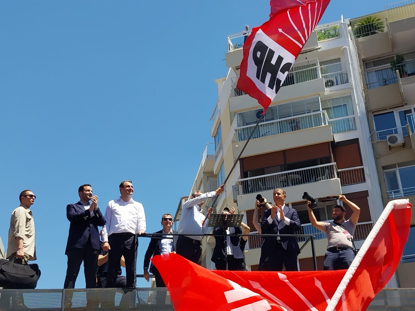 Özgür Özel meydanda konuştu: 'Genel başkanı 2 milyon üye seçsin'