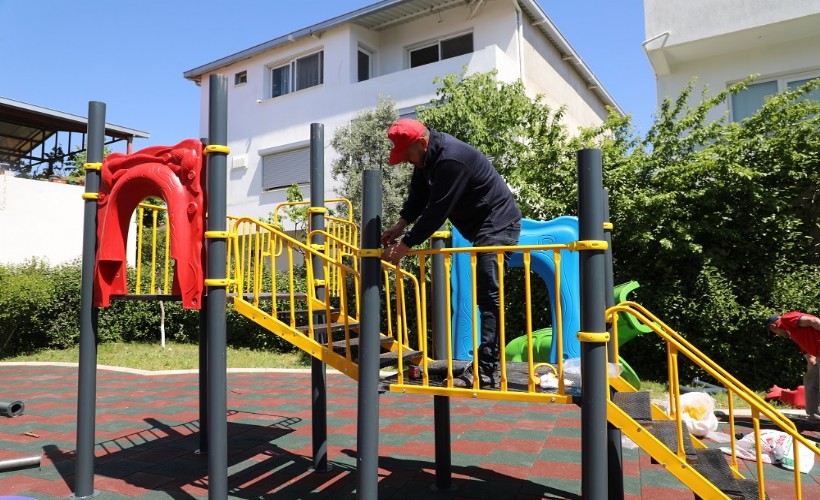 Menderes’te çocukların yüzünü güldüren değişim: Parklar yenileniyor