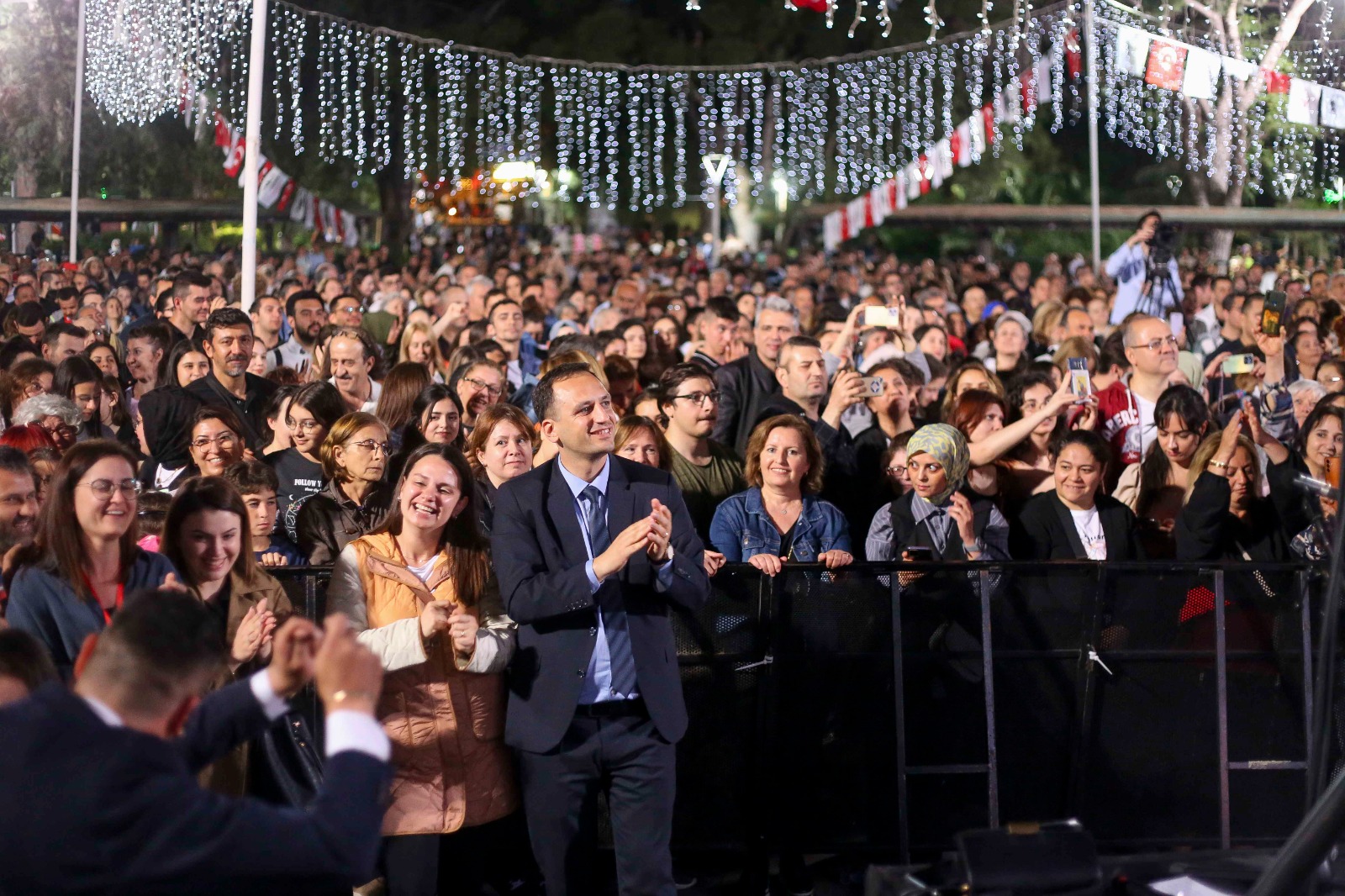 19 Mayıs gençlik sahnesi Küçükpark’ta kuruldu: Bornova’da Festival coşkusu Grup İlyada ile başladı