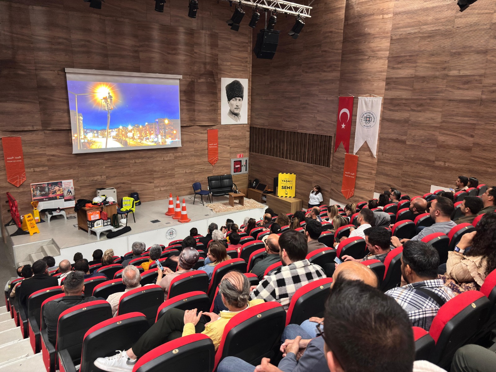 "Evde bekleyenlerin var": ADM ve Gediz'den 'iş güvenliği' hamlesi