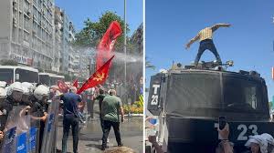 İzmir Valiliği’nin "Gündoğdu Meydanı" yönlendirmesine rağmen Cumhuriyet Meydanı'nda ısrarcı olan
