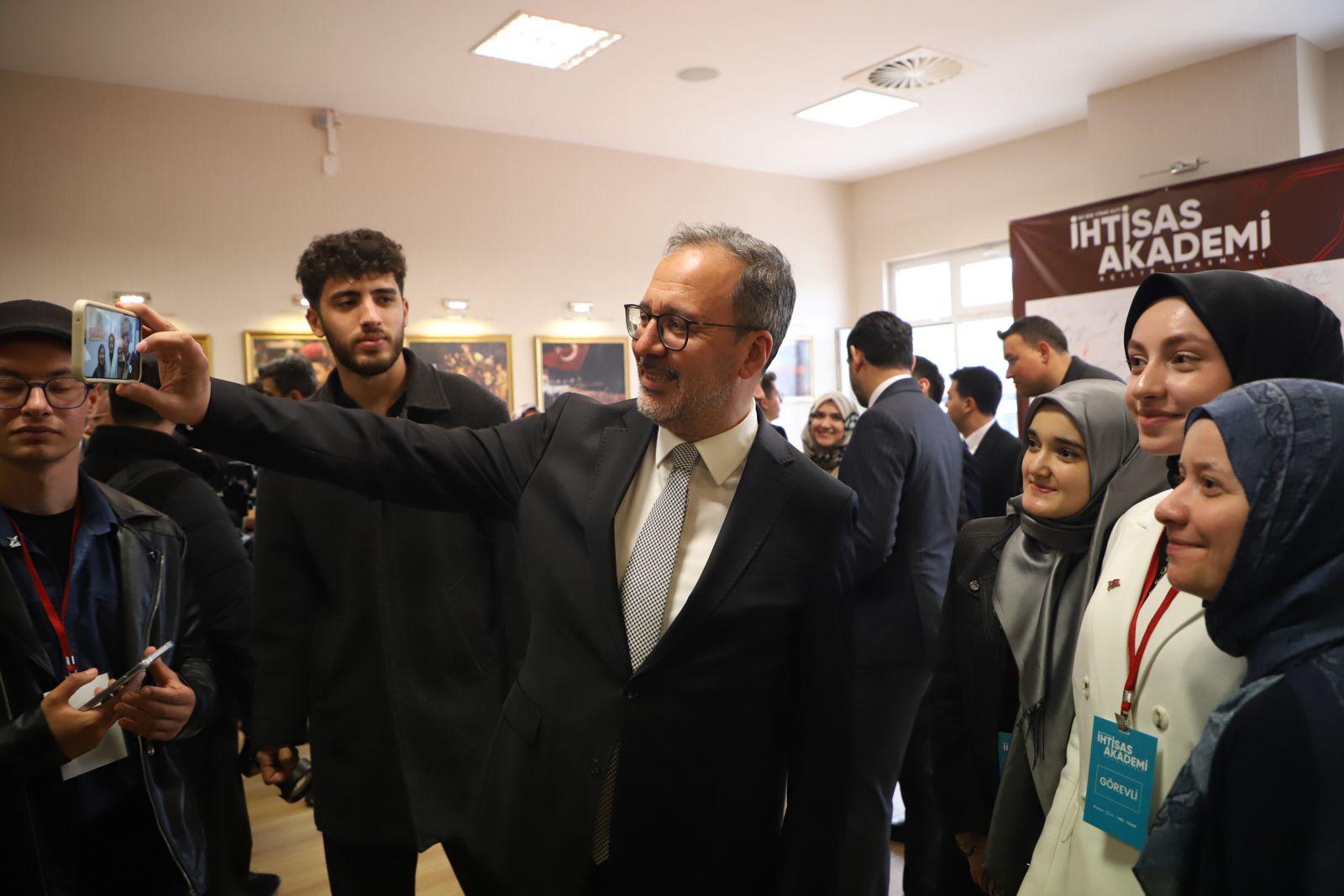 Kasapoğlu’ndan gençlere girişimcilik manifestosu: “Başarısızlıktan korkmayın icat çıkartın!”