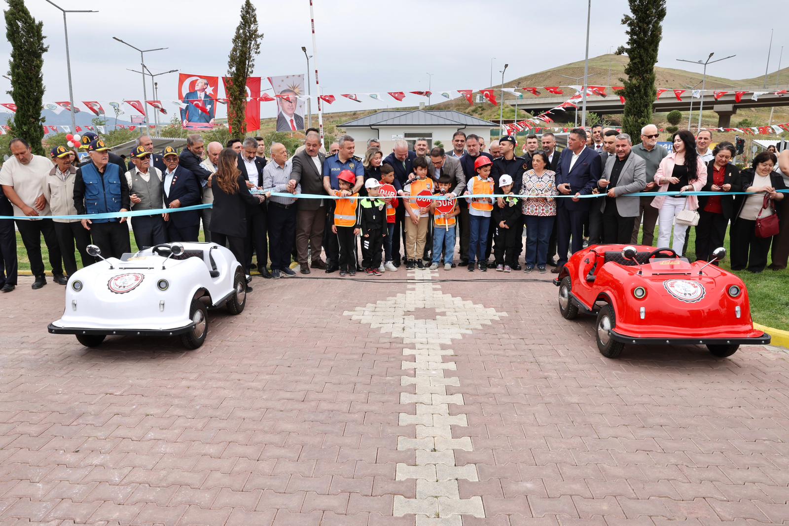 Menemen’de güvenli gelecek adımı: Asarlık trafik eğitim parkuru açıldı!