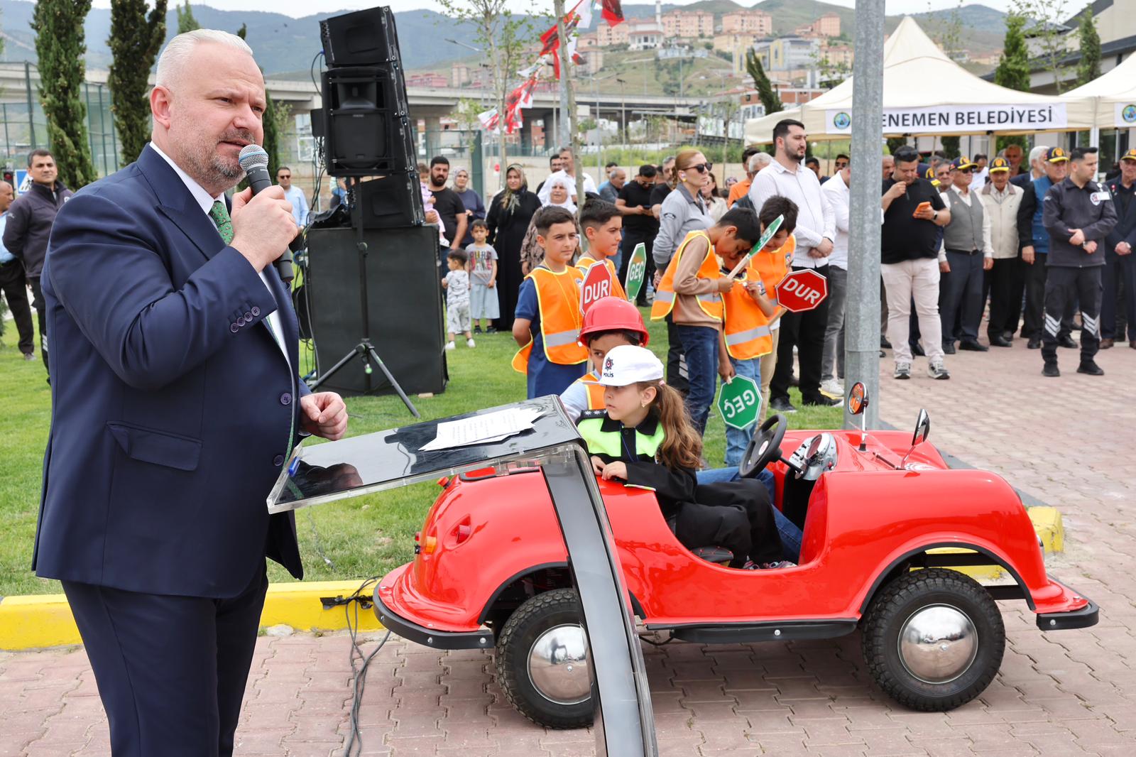 Menemen’de güvenli gelecek adımı: Asarlık trafik eğitim parkuru açıldı!