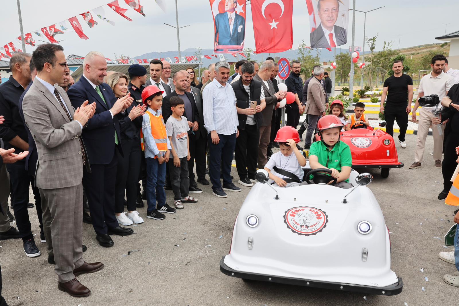 Menemen’de güvenli gelecek adımı: Asarlık trafik eğitim parkuru açıldı!