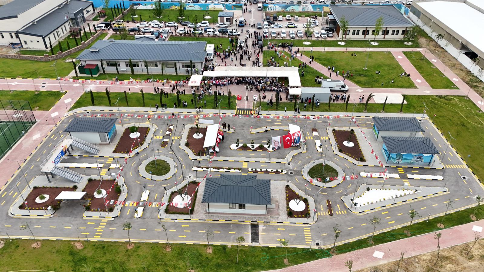 Menemen’de güvenli gelecek adımı: Asarlık trafik eğitim parkuru açıldı!