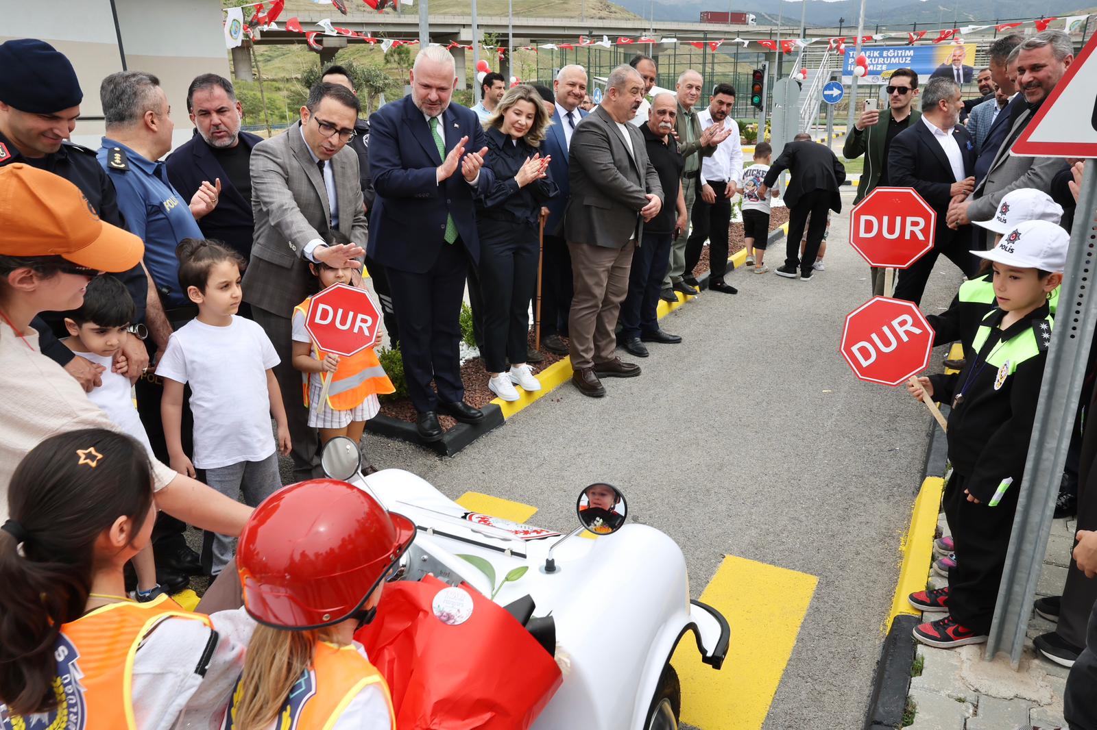 Menemen’de güvenli gelecek adımı: Asarlık trafik eğitim parkuru açıldı!