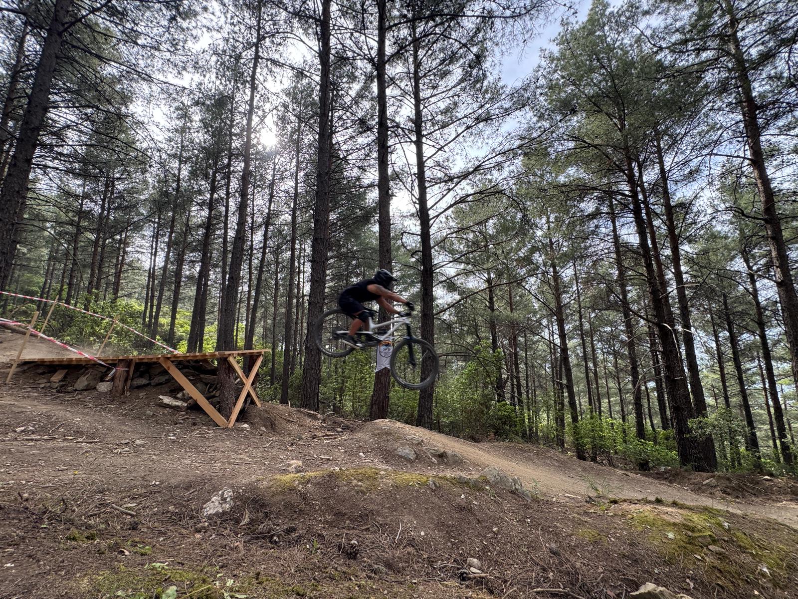 Bisiklet tutkunları buluştu: Yeni parkurda adrenalin dolu festival