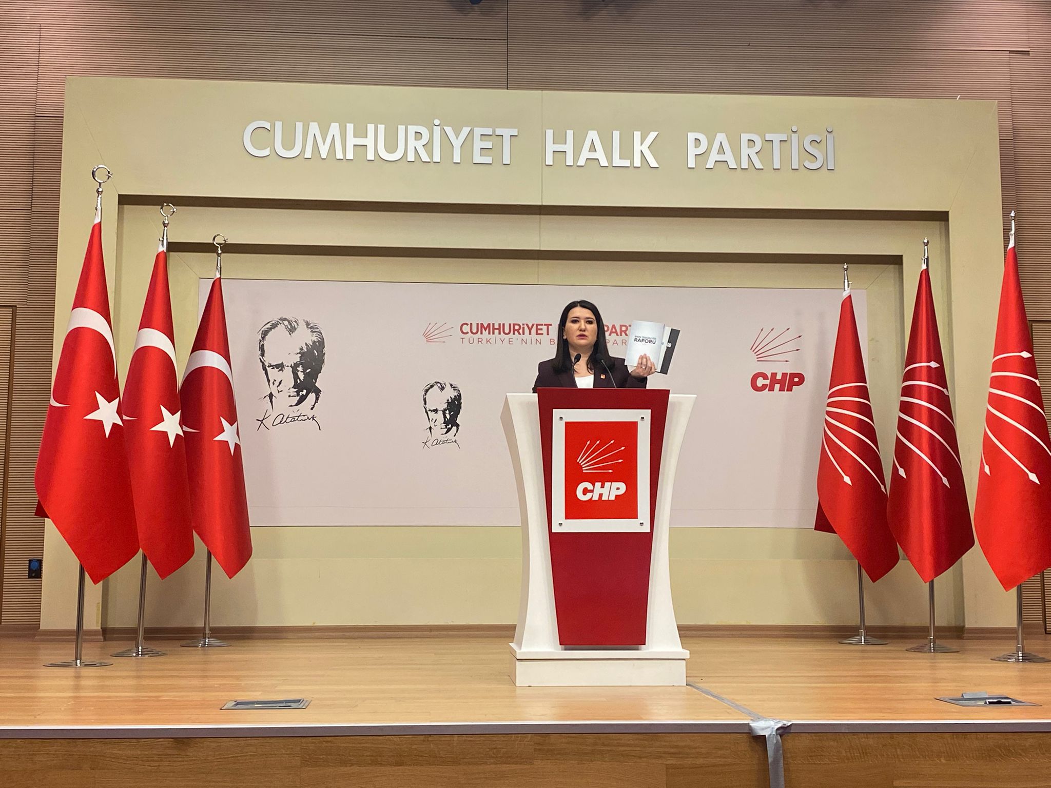 CHP'den Adalet Bakanlığı'na 'WhatsApp Grubu' suçlaması: Gökçe Gökçen ifade özgürlüğü raporunu açıkladı
