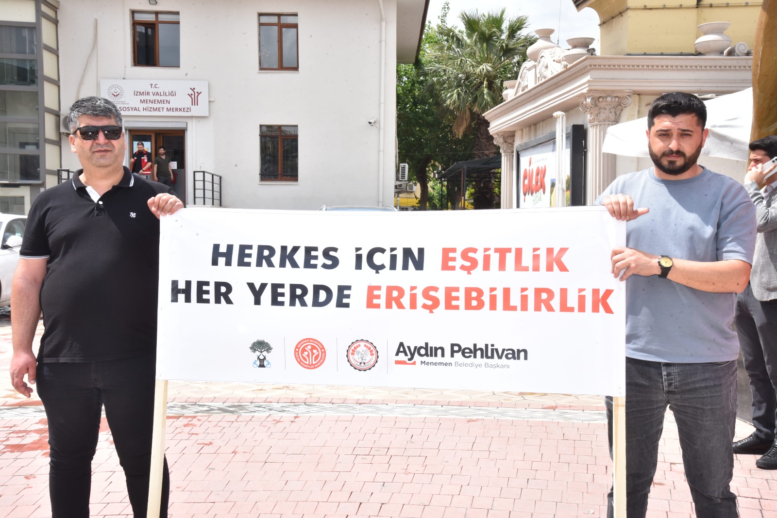 Engelliler Haftası kapsamında Menemen’de düzenlenen farkındalık yürüyüşü renkli görüntülere sahne