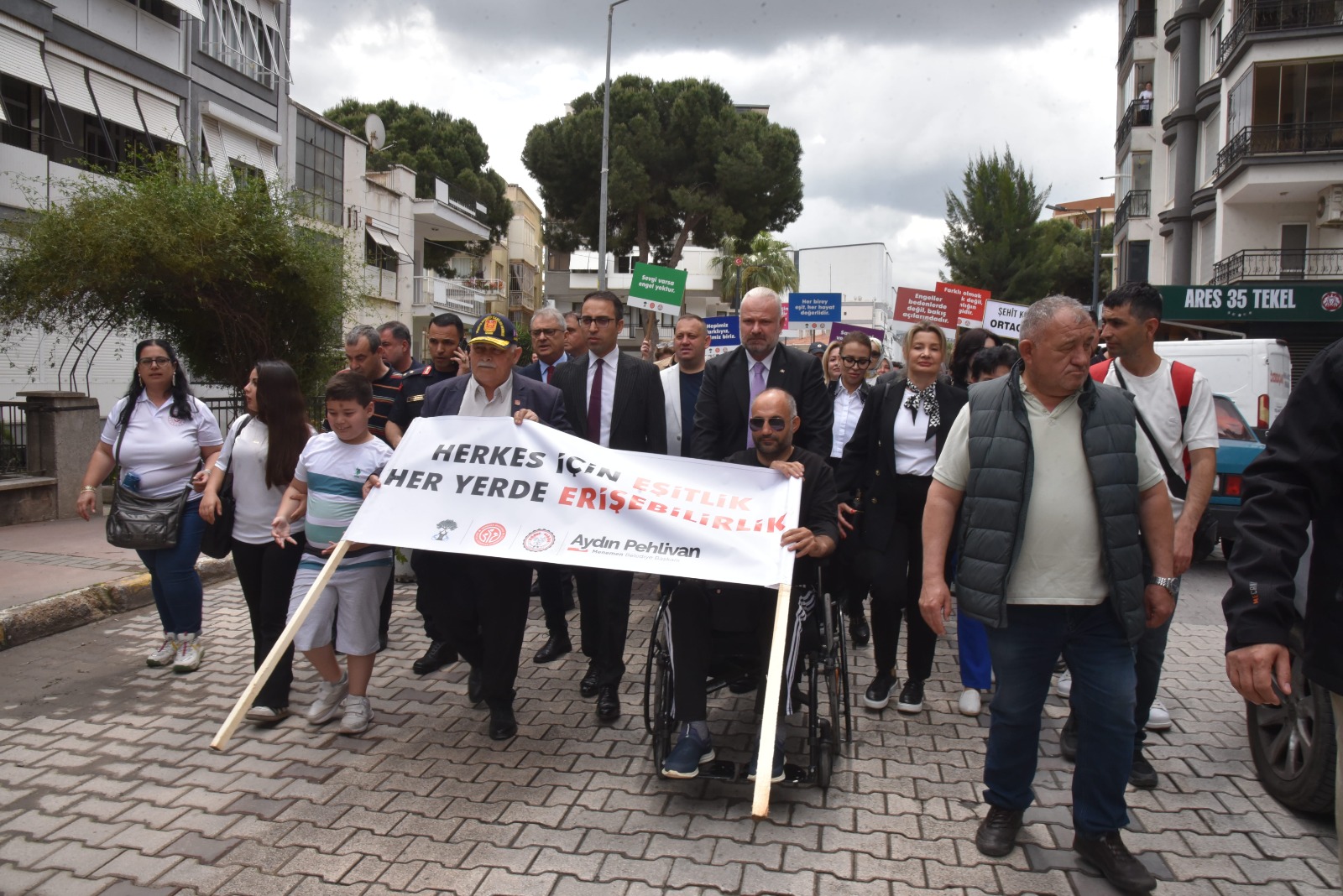 Menemen’de engelsiz yürüyüş: Başkan Pehlivan’dan 'deneyim merkezi' müjdesi!