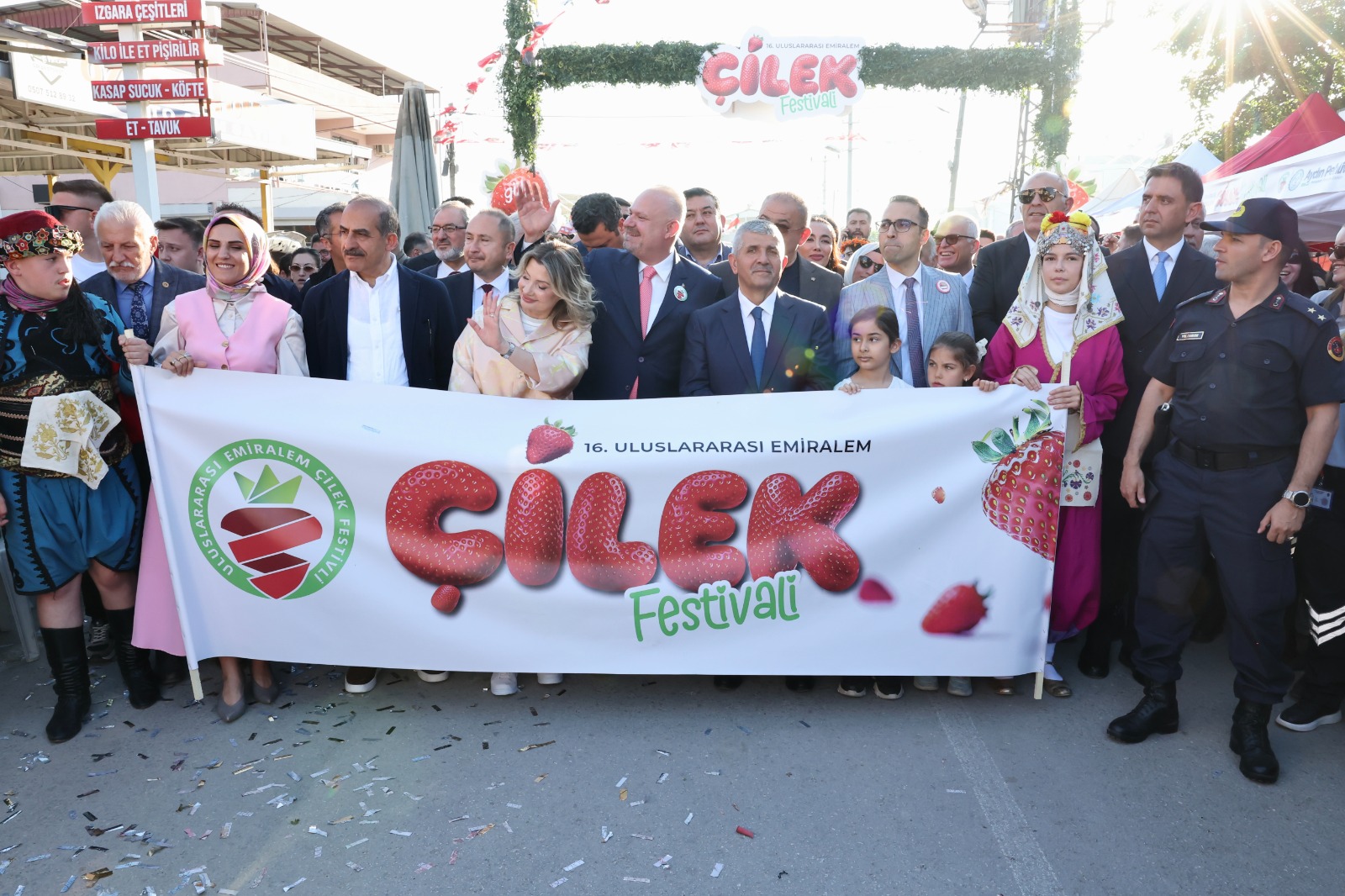Emiralem Çilek Festivali'nde tarihi rekor: 1 milyon ziyaretçi Menemen’e akın etti!