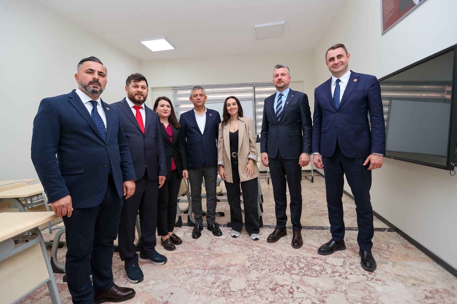 Özgür Özel Buca’da raketleri eline aldı: Gençlerle masa tenisi ve langırt molası