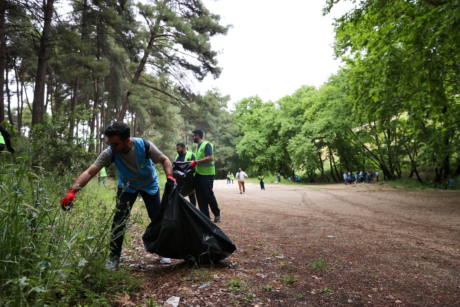 Buca'da gönüllüler doğa için buluştu: Kentin kalbinde 'yeşil' dayanışma