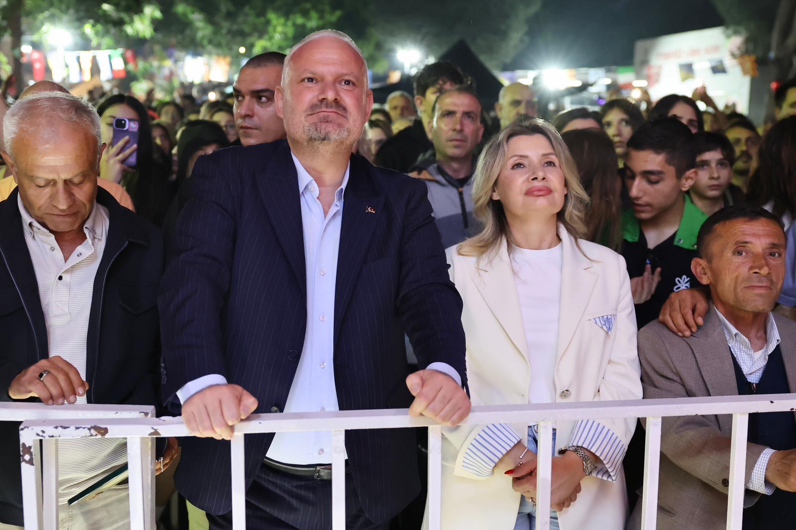 Emiralem’de yağmur engel tanımadı: Murat Boz ve binlerce genç meydanı salladı!