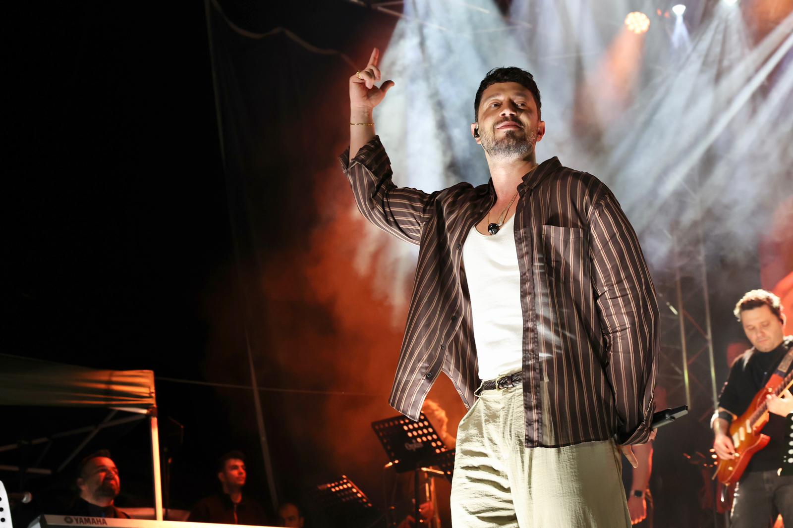 Emiralem’de yağmur engel tanımadı: Murat Boz ve binlerce genç meydanı salladı!