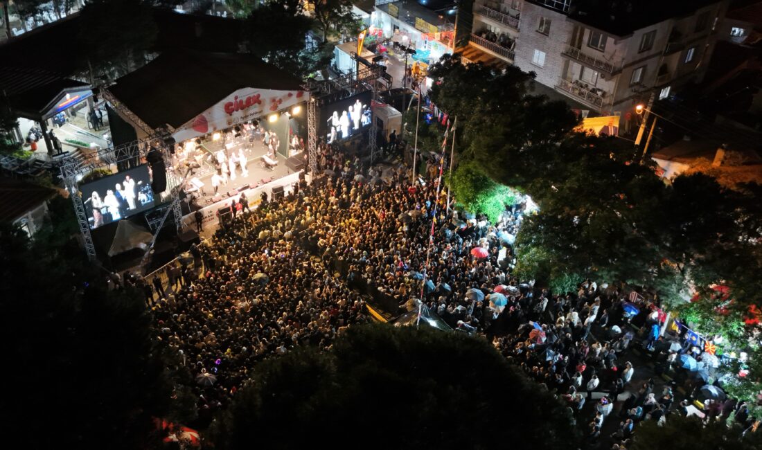 16. Uluslararası Emiralem Çilek Festivali’nin ikinci gününe sağanak yağış damga