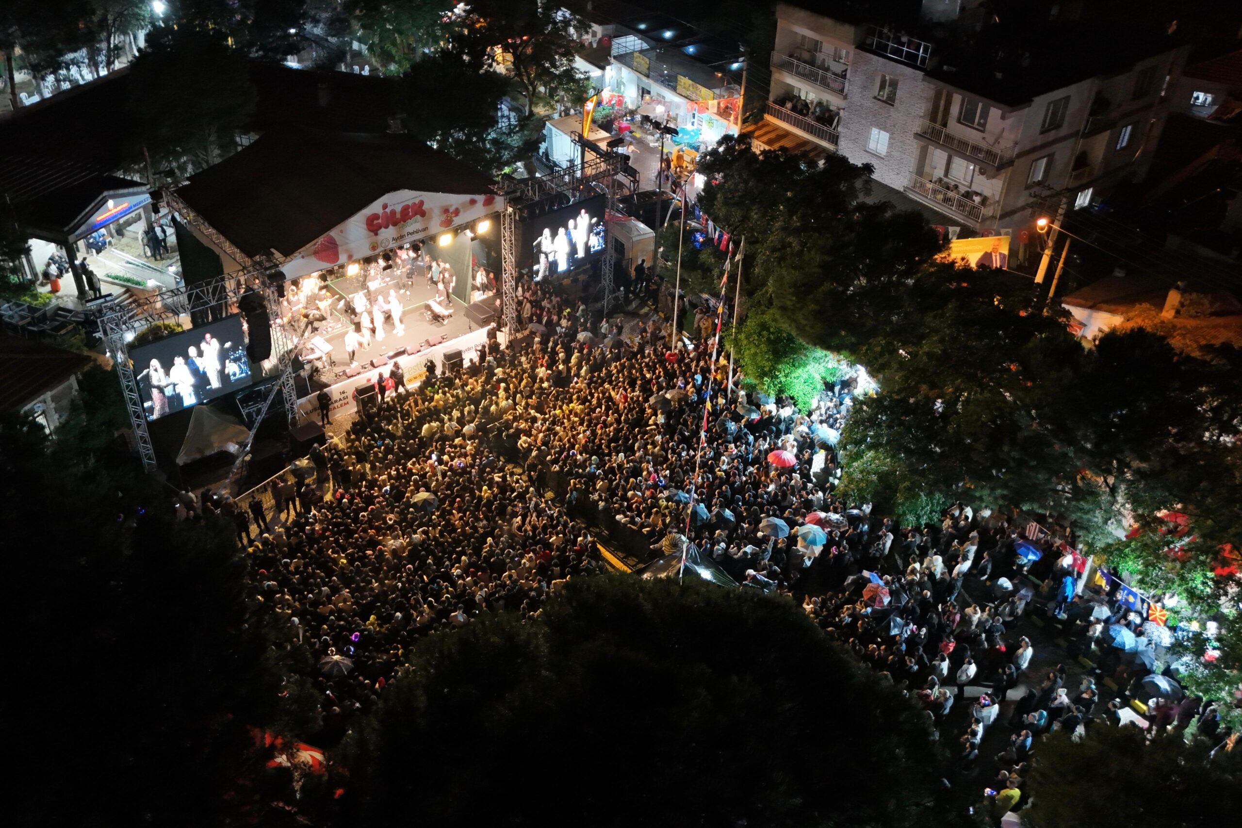 16. Uluslararası Emiralem Çilek Festivali’nin ikinci gününe sağanak yağış damga
