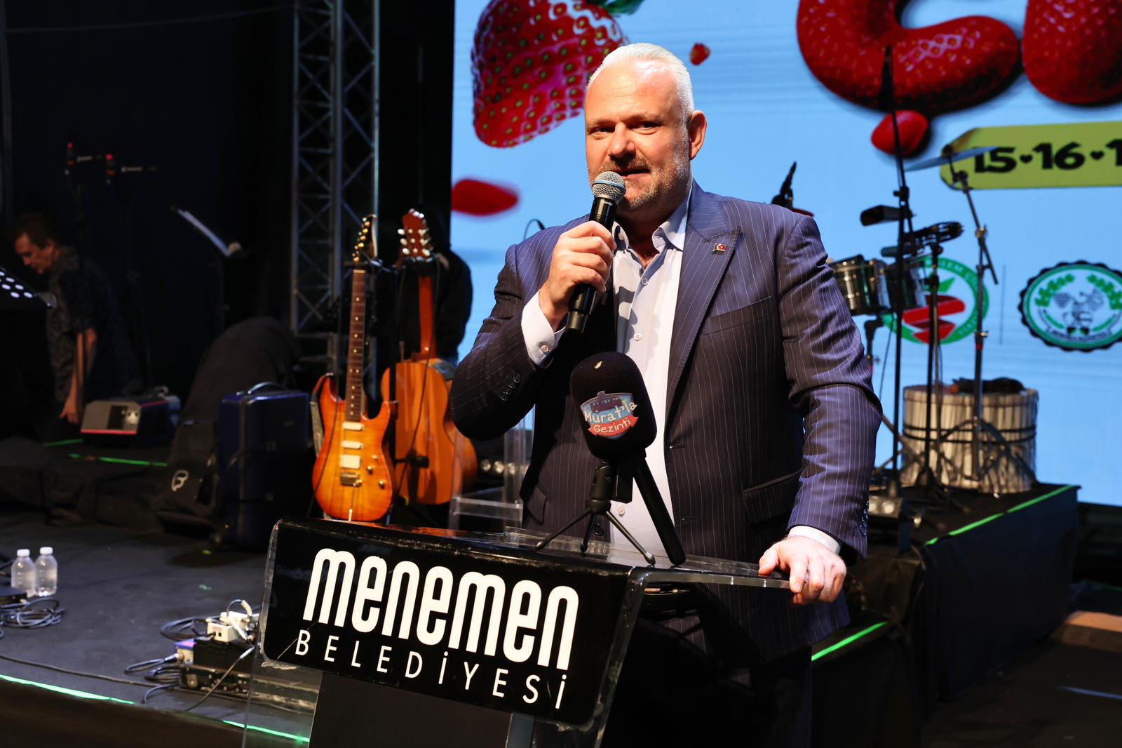 Emiralem’de yağmur engel tanımadı: Murat Boz ve binlerce genç meydanı salladı!