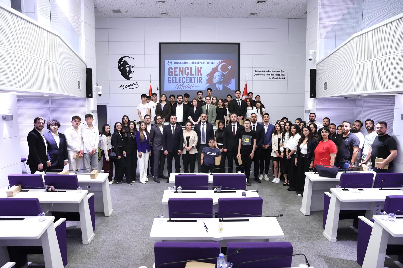Gençler Buca’da geleceği konuştu: Yerel yönetimlere aktif rol çağrısı yaptı