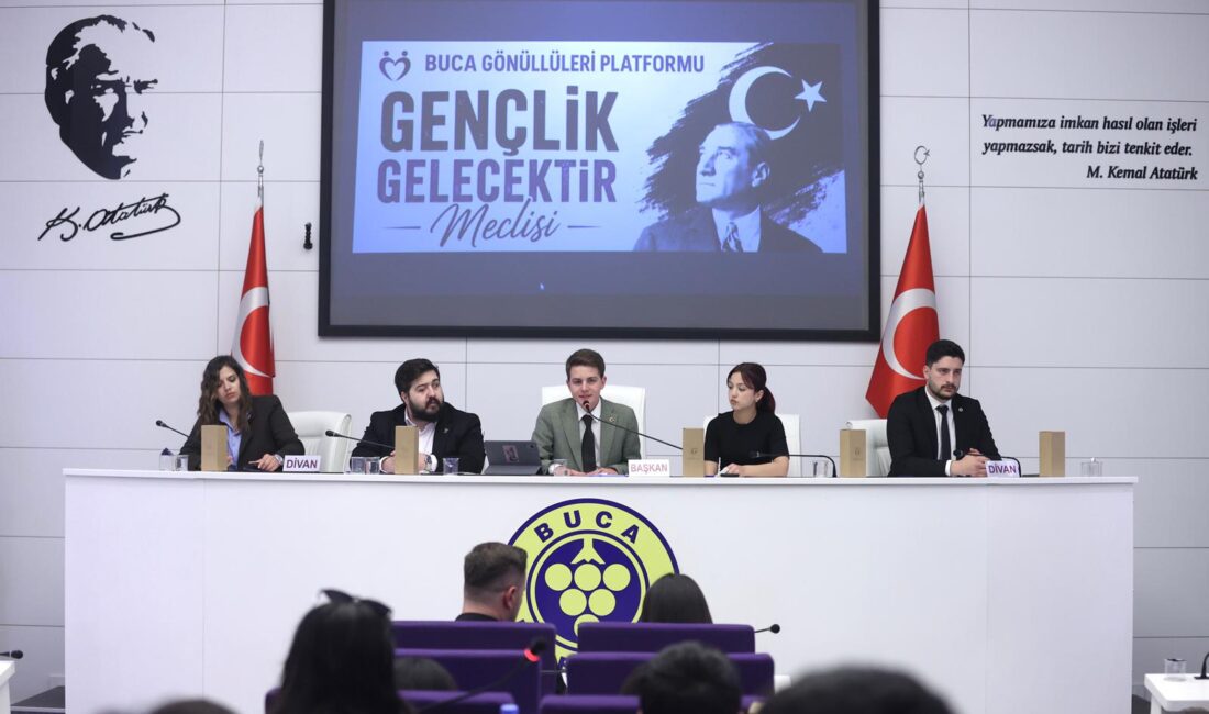 Buca Belediyesi Meclis Salonu'nda Görkem Duman'ın desteğiyle toplanan gençler "Gençlik