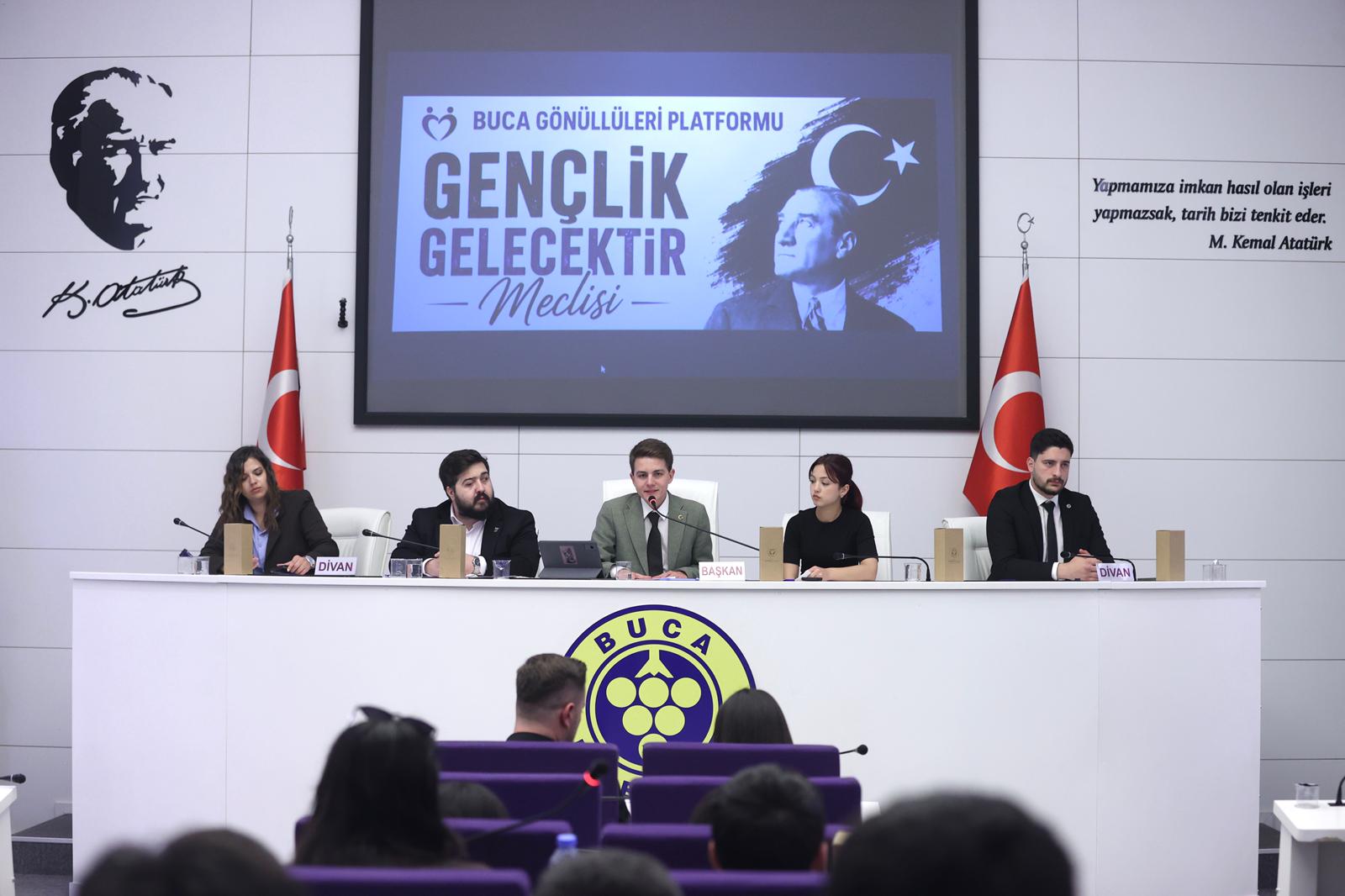 Buca Belediyesi Meclis Salonu'nda Görkem Duman'ın desteğiyle toplanan gençler "Gençlik