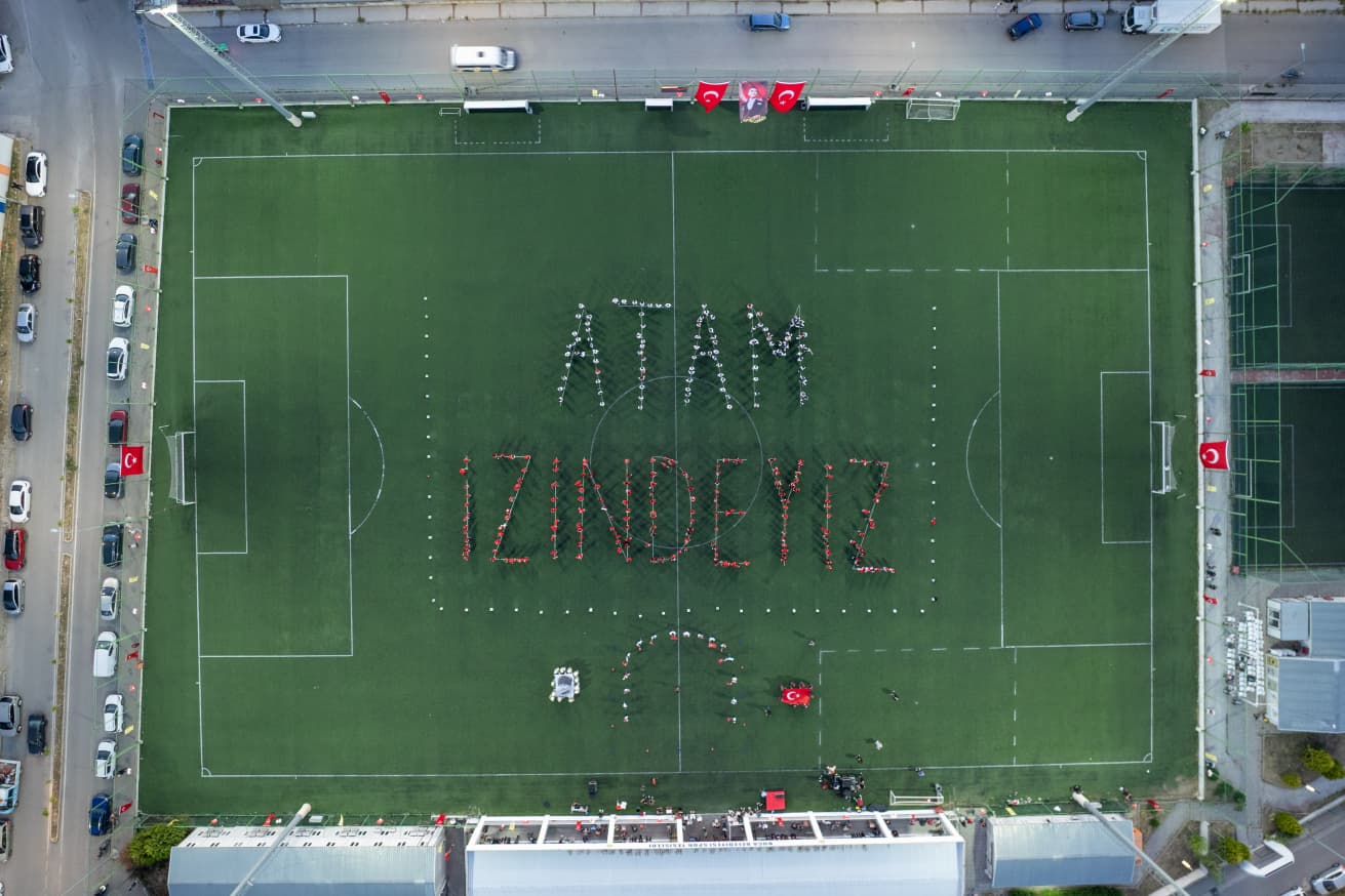 Buca’da yüzlerce kişi “Atam İzindeyiz” yazdı: Başkan Görkem Duman: “107 yıldır Bandırma Vapuru’ndayız”