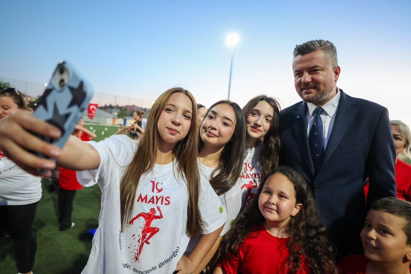 Buca’da yüzlerce kişi “Atam İzindeyiz” yazdı: Başkan Görkem Duman: “107 yıldır Bandırma Vapuru’ndayız”