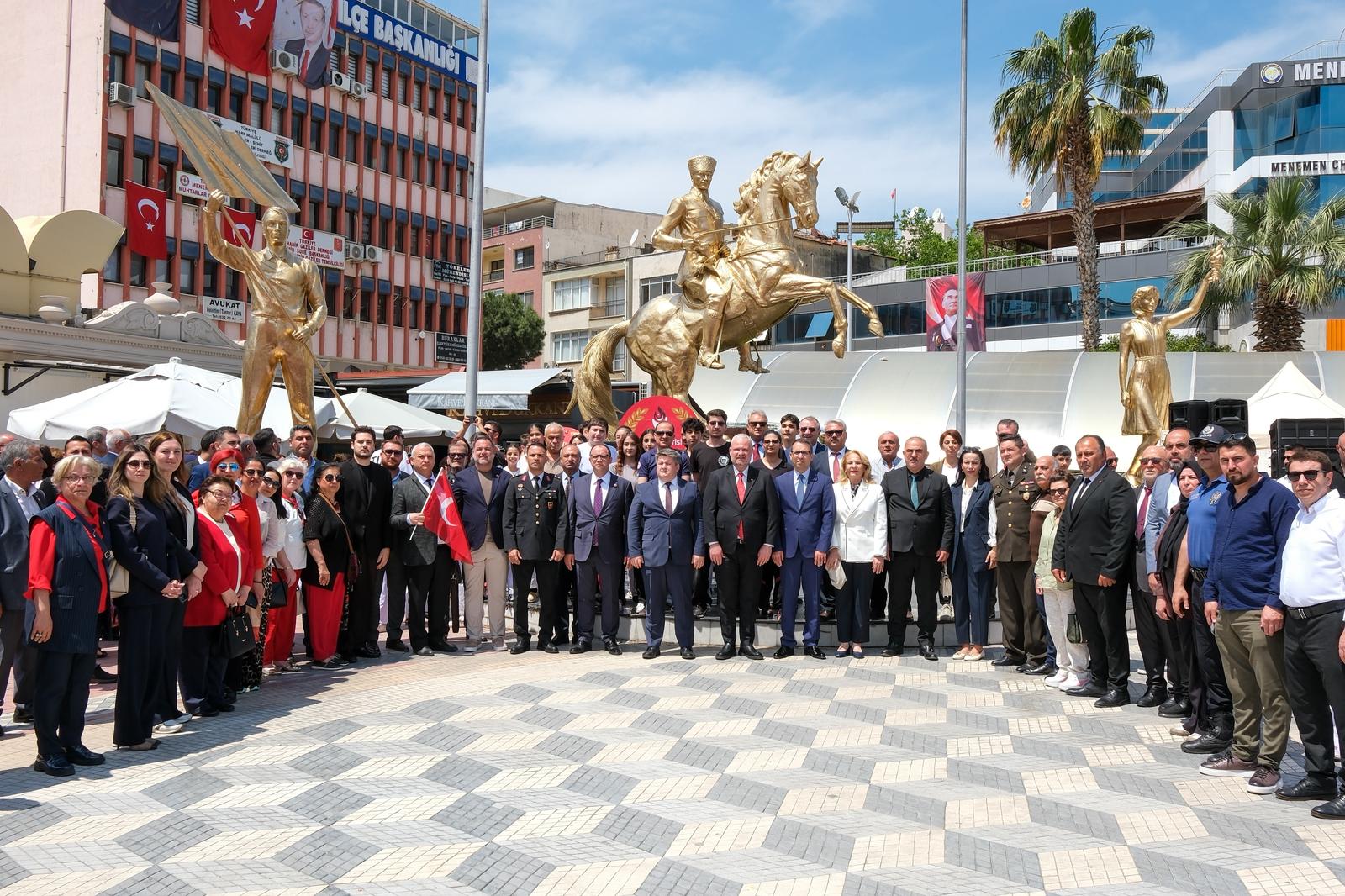 Samsun'a çıkışın 107. yıl dönümü Menemen Cumhuriyet Meydanı'nda ay-yıldızlı bayraklarla