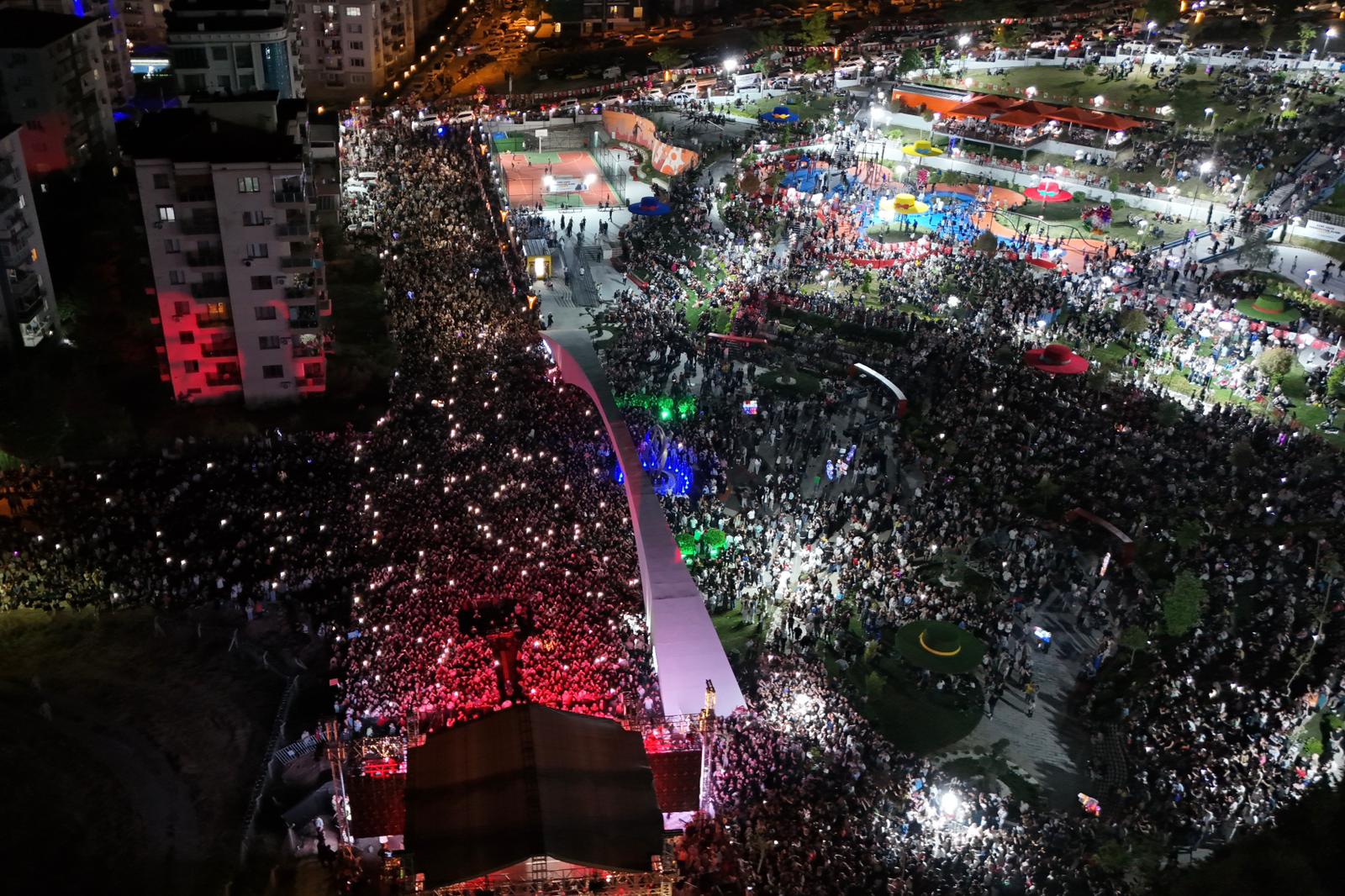 Menemen’de 19 Mayıs çifte bayramı: 23 bin metrekarelik 'Kent Gözü' açıldı!